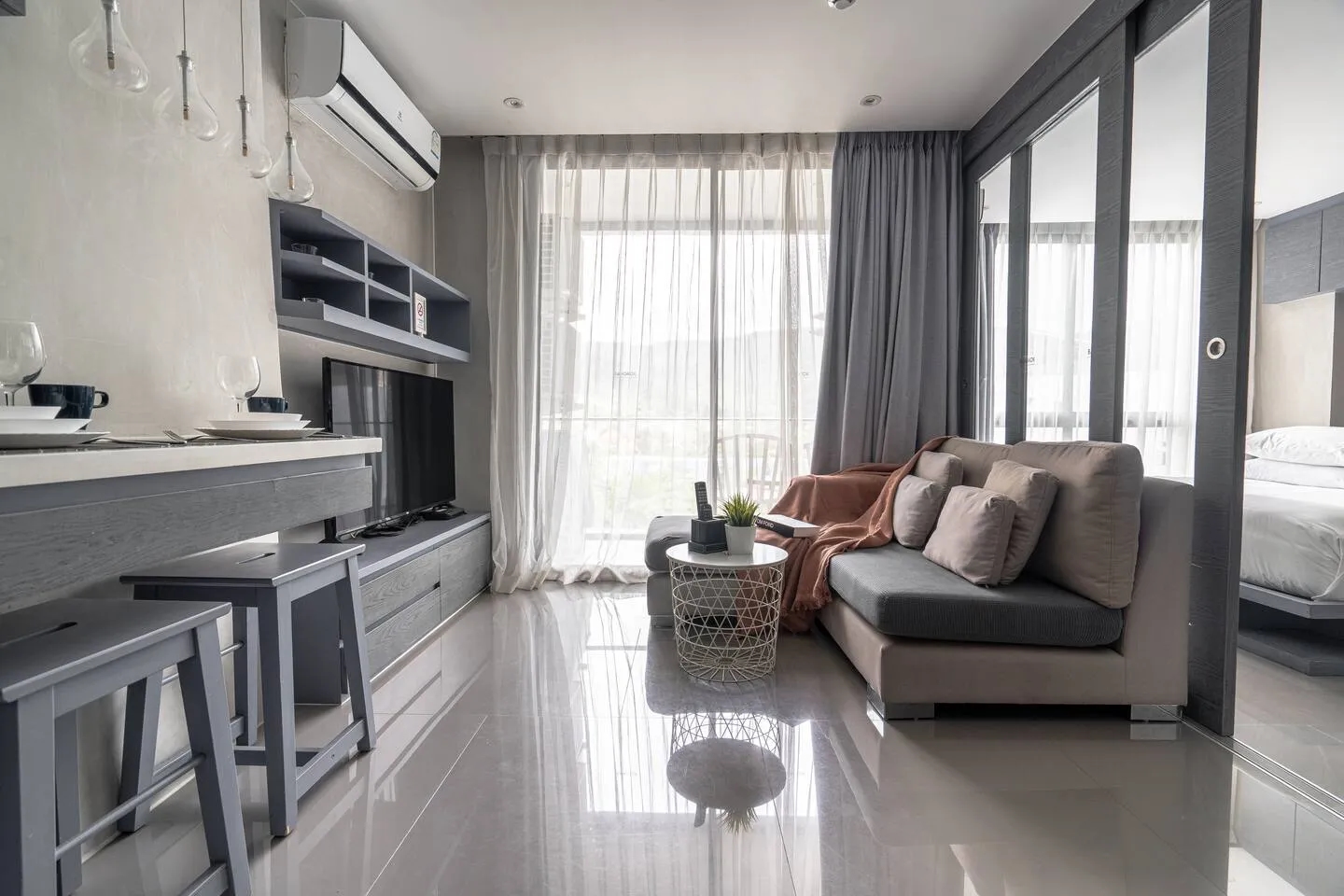 Suite Ruse 1br | rooftop pool view | Citygate Kama 3