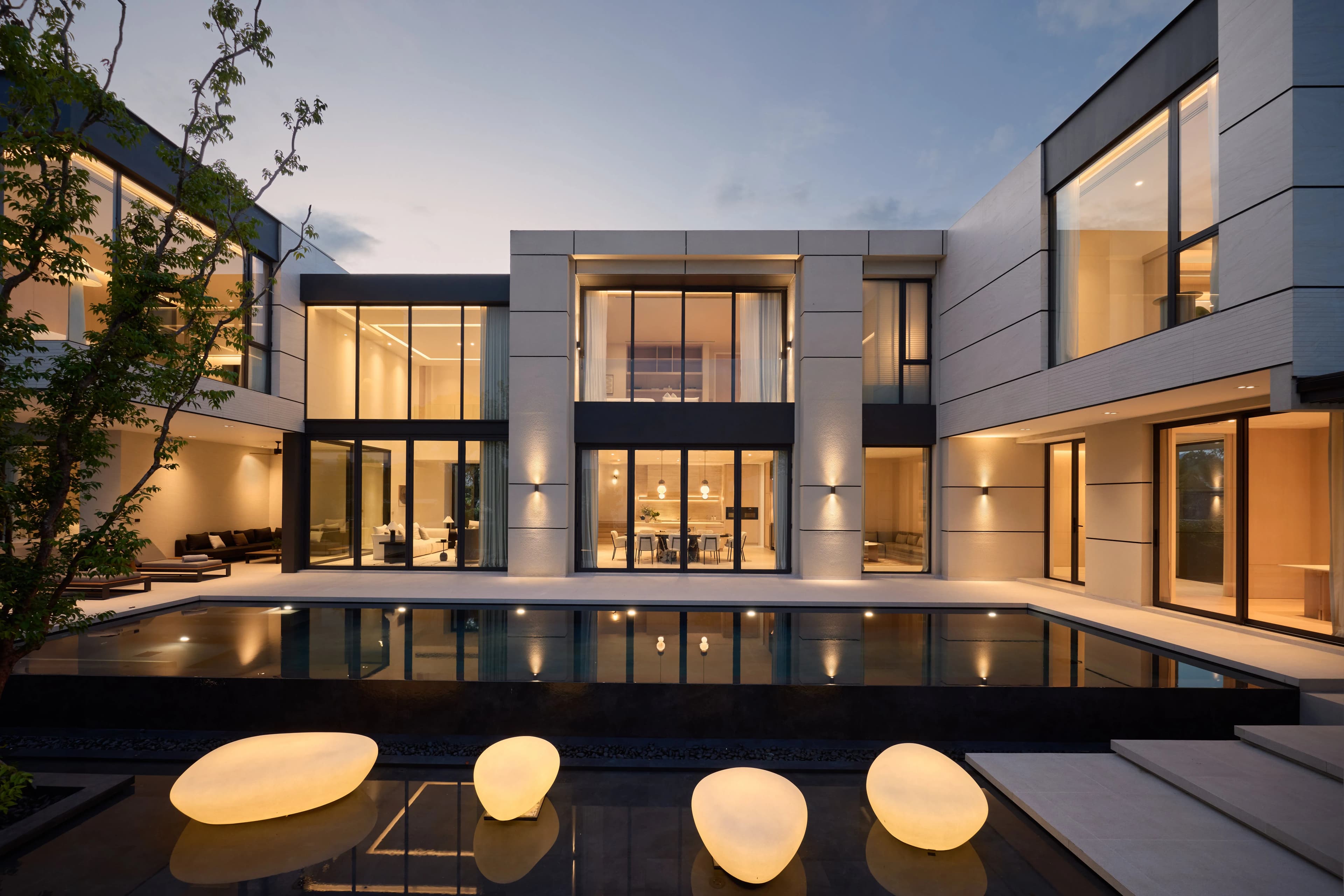 Lavish Estates, photo 1
